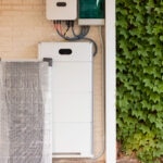 ¿Cuántos paneles solares y baterías son necesarios para generar energía en una casa?-HUB