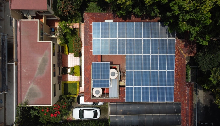 Ya es posible cubrir las necesidades energéticas de un hogar con paneles solares y baterías. Para saber cómo hacerlo primero debemos tener claro nuestro objetivo, nuestros hábitos de consumo y la capacidad para generar electricidad. Apostar por esta energía renovable es una forma de ahorro, de reducir el impacto sobre el medioambiente y de ser autosuficiente. ¿Cuántos paneles solares y baterías son necesarios para generar energía en una casa?-HUB
