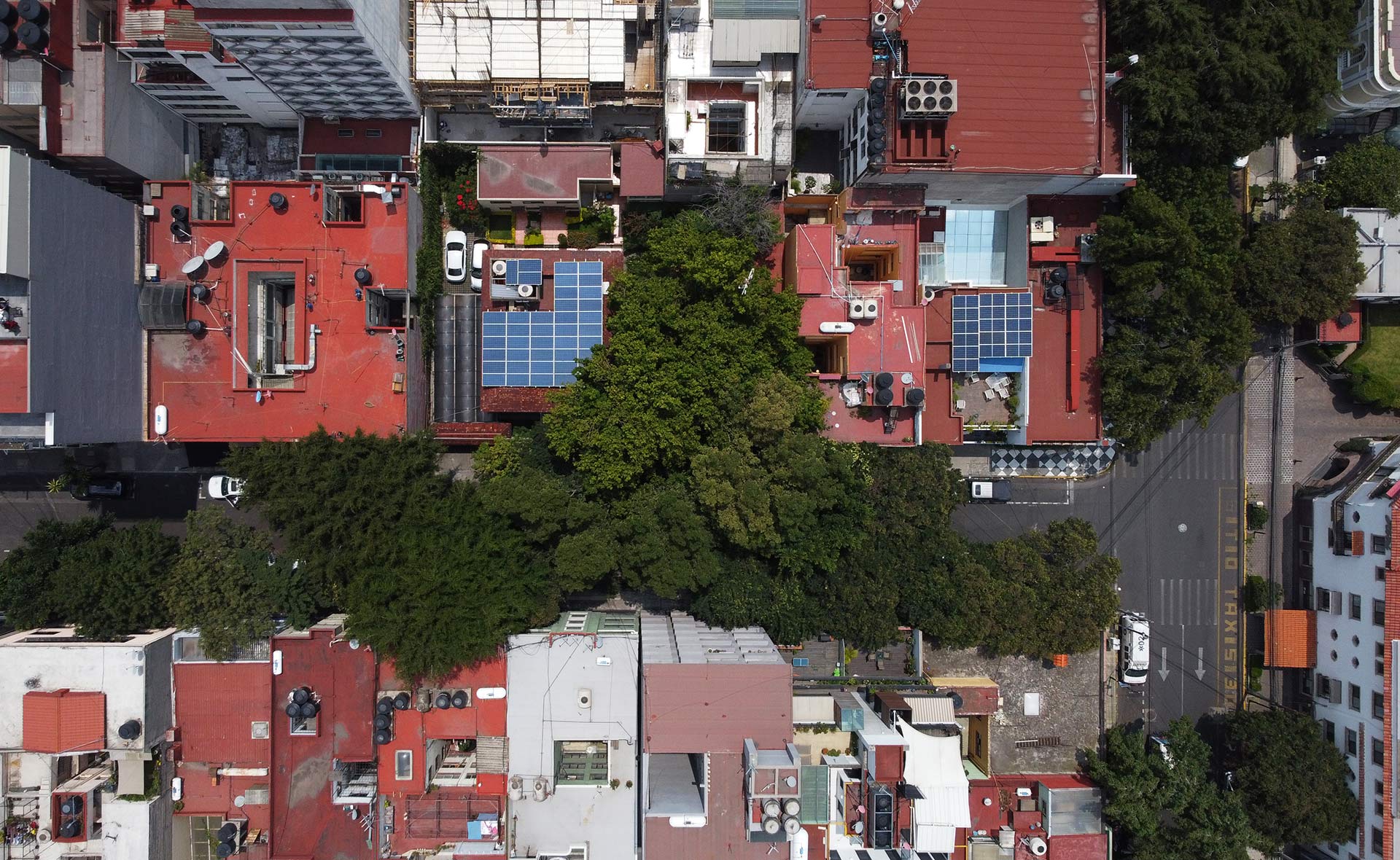 ¿Cuántos paneles solares y baterías son necesarios para generar energía en una casa?-HUB