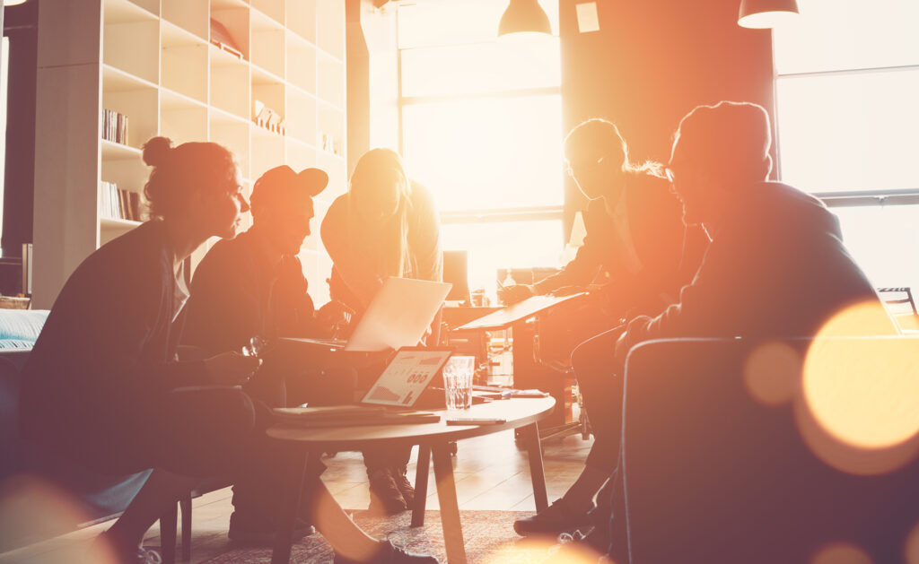 Son emprendedores tecnológicos y, por lo general, en Europa tienen una edad media de 38 años, con titulación universitaria y de postgrado, principalmente en áreas técnicas o STEM. Destacan además por contar con muchos contactos y buscan satisfacer las necesidades de los consumidores con innovadores productos y servicios. ‘Startuperos’: de los garajes de California a las casas de todo el mundo