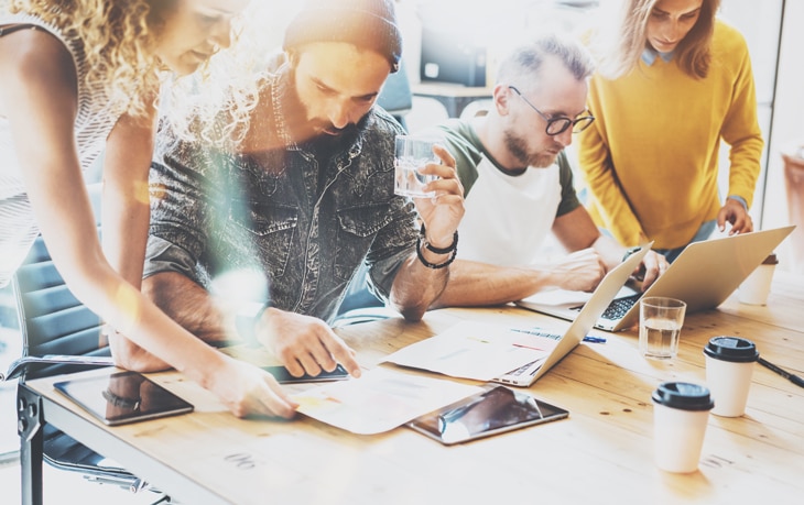 Son emprendedores tecnológicos y, por lo general, en Europa tienen una edad media de 38 años, con titulación universitaria y de postgrado, principalmente en áreas técnicas o STEM. Destacan además por contar con muchos contactos y buscan satisfacer las necesidades de los consumidores con innovadores productos y servicios. ‘Startuperos’: de los garajes de California a las casas de todo el mundo