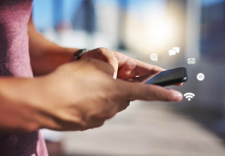 Reunir en una sola aplicación todo lo que el consumidor necesita, como chatear, concertar una cita médica o pedir comida a domicilio, es el ambicioso objetivo que persiguen las ‘superapps’. Se espera que, para 2027, más del 50% de la población mundial sean usuarios activos diarios de este nuevo tipo de aplicaciones que están en auge en Asia y América Latina. Así cambiarán las ‘superapps’ el uso del móvil