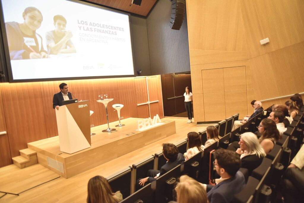 7 de cada 10 jóvenes argentinos creen que la educación financiera es la materia más relevante que podrían recibir en la escuela