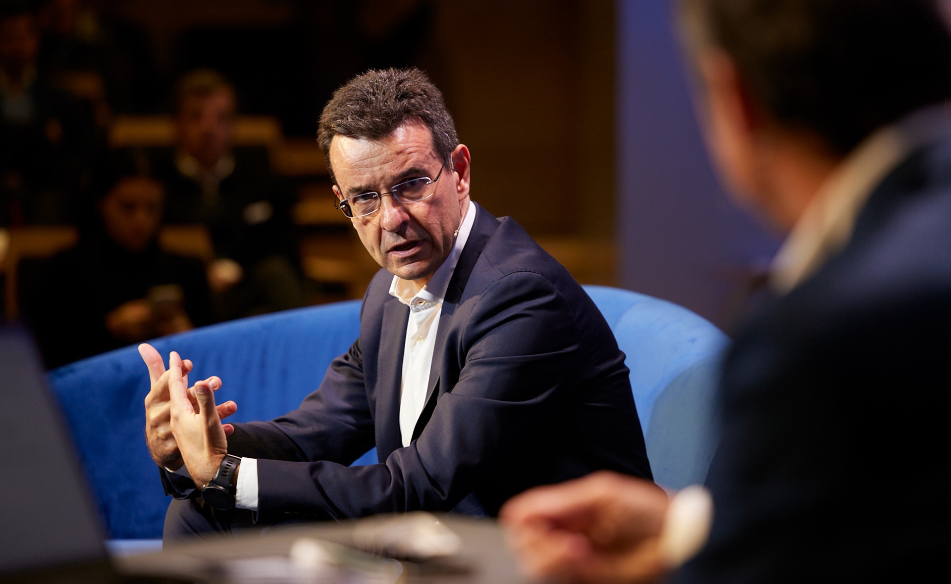 Alfonso Gómez, CEO de BBVA Suiza, acaba de participar en la V edición del Foro Blockchain & Activos Digitales de El Confidencial, patrocinado por Grant Thornton, Allfunds, Criptan y Metrovacesa, donde ha compartido las claves sobre los activos digitales, el papel de responsabilidad de la banca tradicional y las oportunidades que están surgiendo.
La banca tradicional en el mundo cripto, un puente hacia la confianza
