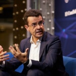 Alfonso Gómez, CEO de BBVA Suiza, acaba de participar en la V edición del Foro Blockchain & Activos Digitales de El Confidencial, patrocinado por Grant Thornton, Allfunds, Criptan y Metrovacesa, donde ha compartido las claves sobre los activos digitales, el papel de responsabilidad de la banca tradicional y las oportunidades que están surgiendo.
La banca tradicional en el mundo cripto, un puente hacia la confianza