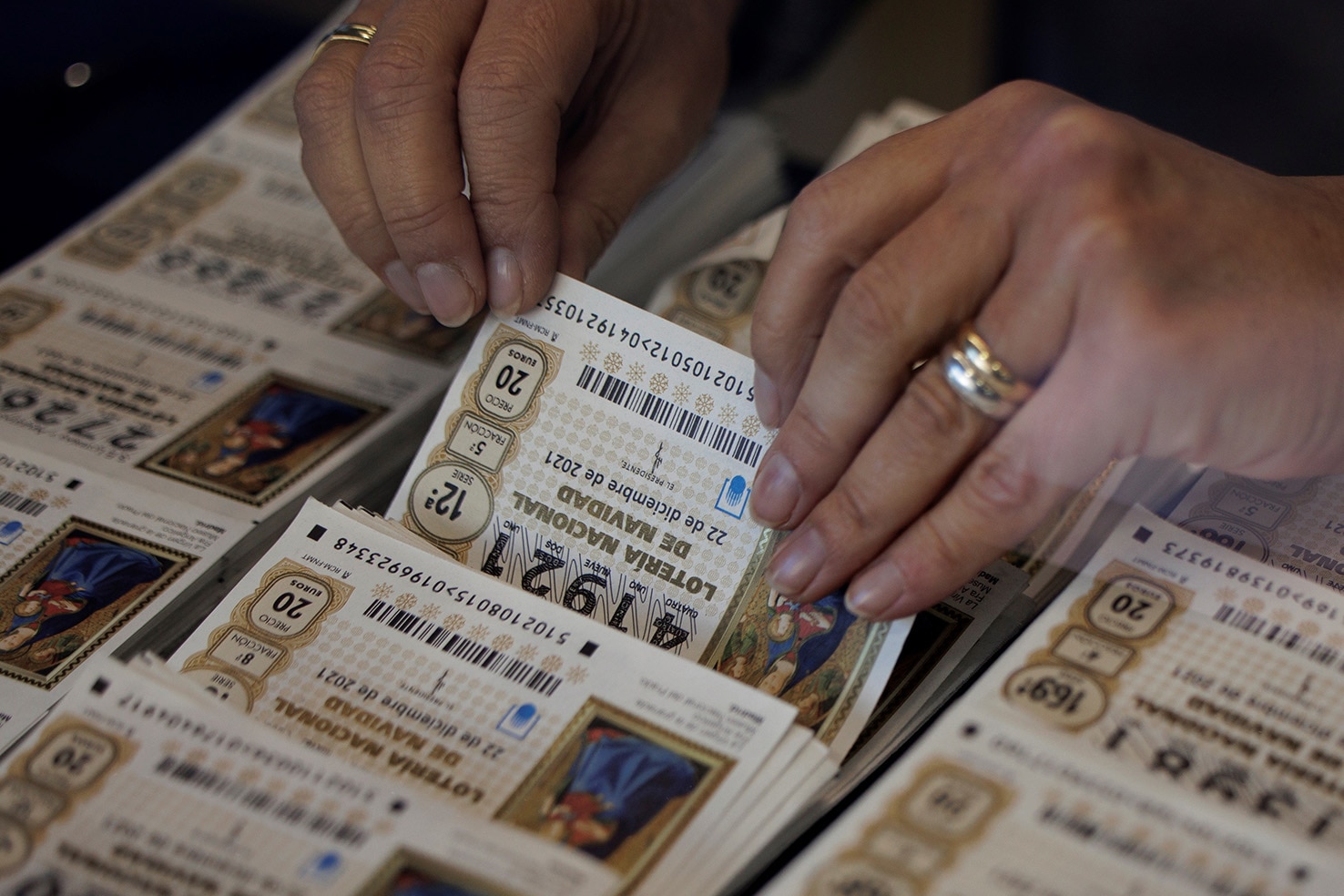 Los décimos de lotería pueden compartirse, como cualquier otro bien de consumo. De hecho, se trata de una práctica muy habitual en España, sobre todo en el caso de sorteos tan populares como el navideño de la Lotería. Para evitar fraudes, malentendidos y sinsabores, los expertos recomiendan seguir una serie de pautas orientadas a compartir la suerte de manera óptima. Consejos prácticos para compartir un billete de lotería sin sobresaltos
