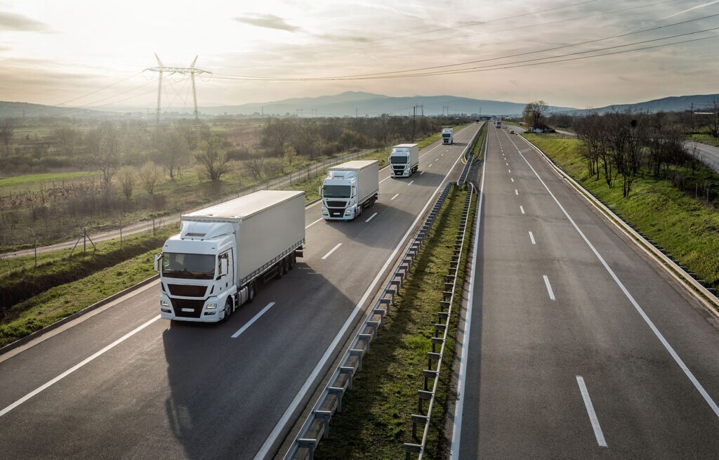 La mayoría de las emisiones del sector del transporte viene de la movilidad por carretera, por lo que es fundamental conocer cómo gestionar una flota de vehículos de forma sostenible. Estas recomendaciones son el punto de partida para reducir su impacto ambiental. Guía para gestionar una flota de vehículos de manera sostenible-HUB