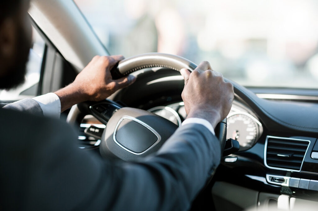 La mayoría de las emisiones del sector del transporte viene de la movilidad por carretera, por lo que es fundamental conocer cómo gestionar una flota de vehículos de forma sostenible. Estas recomendaciones son el punto de partida para reducir su impacto ambiental. Guía para gestionar una flota de vehículos de manera sostenible-HUB