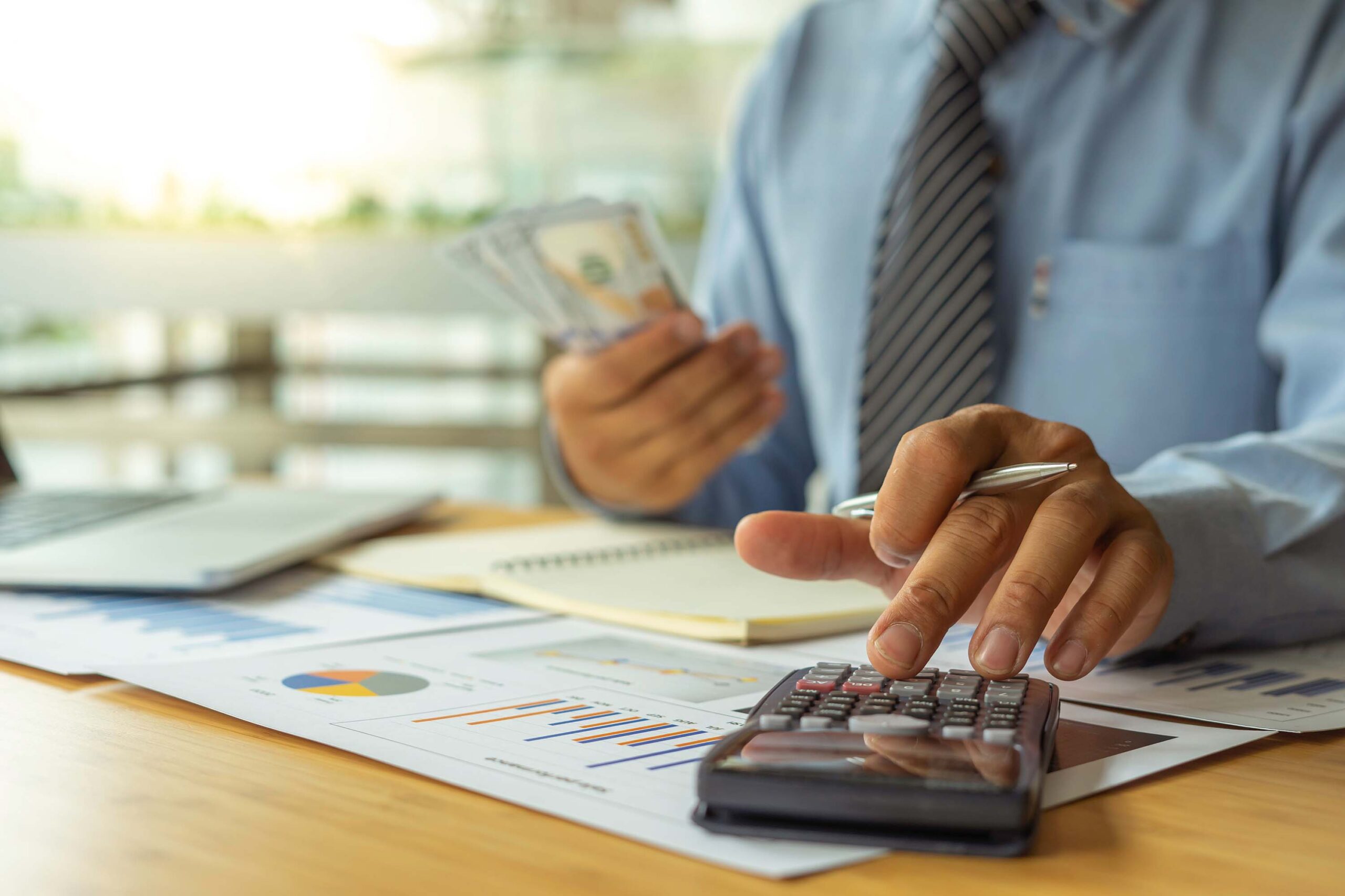 El fondo de emergencia es una herramienta cada vez más popular entre las familias. Conocido también como ‘colchón financiero’, está diseñado para hacer frente a gastos imprevistos, sin que ese desembolso tenga un impacto significativo en la salud financiera. Crearlo aporta seguridad y tranquilidad, pero hay que saber cómo calcularlo y mantenerlo. Cómo hacer un fondo de emergencia y dónde guardarlo