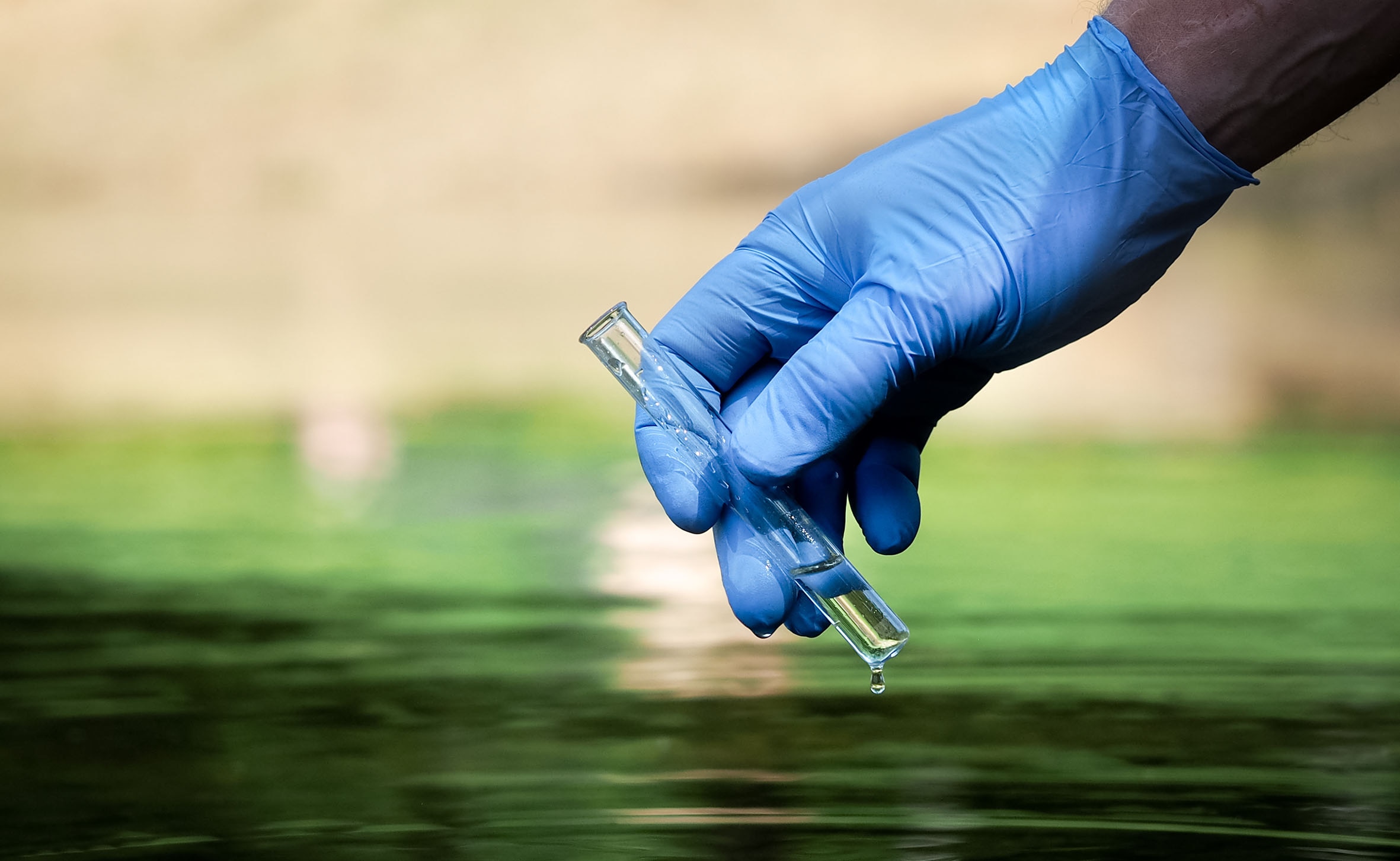 La contaminación del agua potable provoca más de medio millón de muertes al año. Hoy en día los contaminantes emergentes causan estragos. La concienciación ciudadana y el desarrollo tecnológico son parte de la solución para la sostenibilidad. La contaminación del agua: descubre las causas y consecuencias