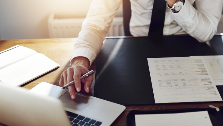 Las finanzas cuantitativas utilizan técnicas matemáticas propias de la estadística y la probabilidad, combinadas con las herramientas de la ciencia de datos, para analizar inversiones, estimar precios de los activos, calcular riesgos o predecir tendencias. Los expertos en esta disciplina, nacida a finales del pasado siglo, se encuentran entre los más demandados en el mundo de las finanzas. Qué son las finanzas cuantitativas: origen y aplicaciones
