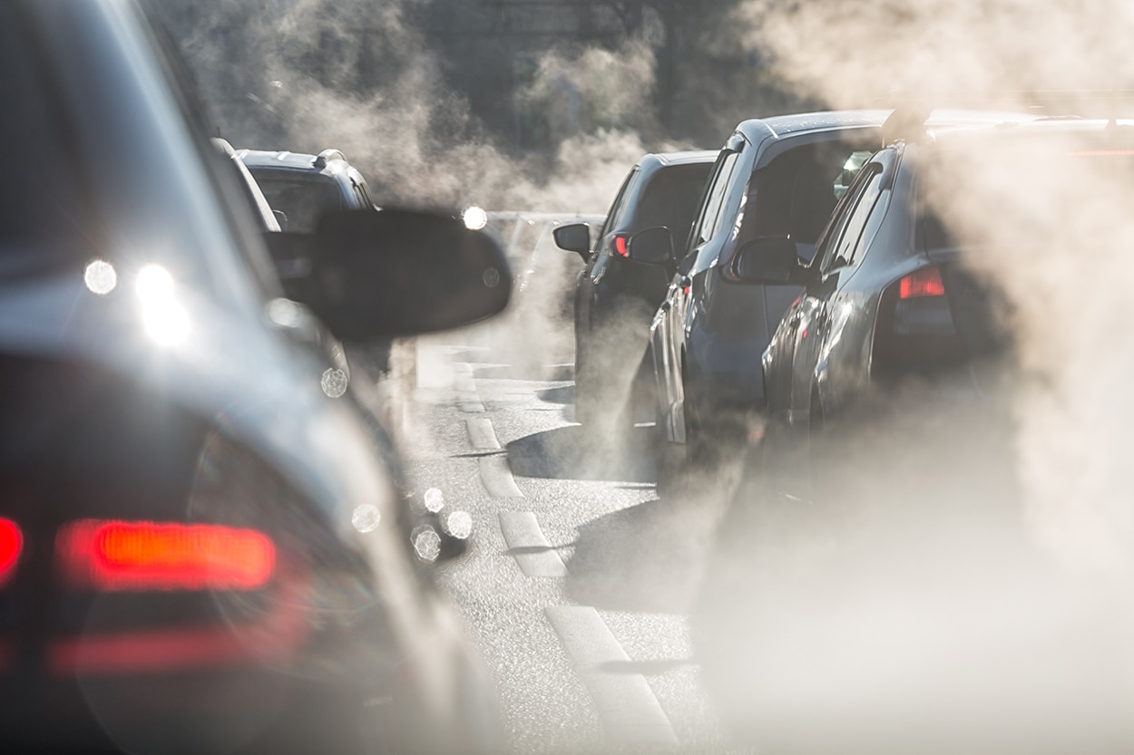 La emisión a la atmósfera de gases contaminantes procedentes de la combustión de carbón, petróleo y gas, así como de otros procesos industriales y agrícolas, es la causa de la denominada lluvia ácida, un fenómeno que afecta a las plantas, el agua, el suelo, los edificios y la salud humana. Del humo de Manchester al salmón escandinavo: ¿qué es la lluvia ácida?-HUB