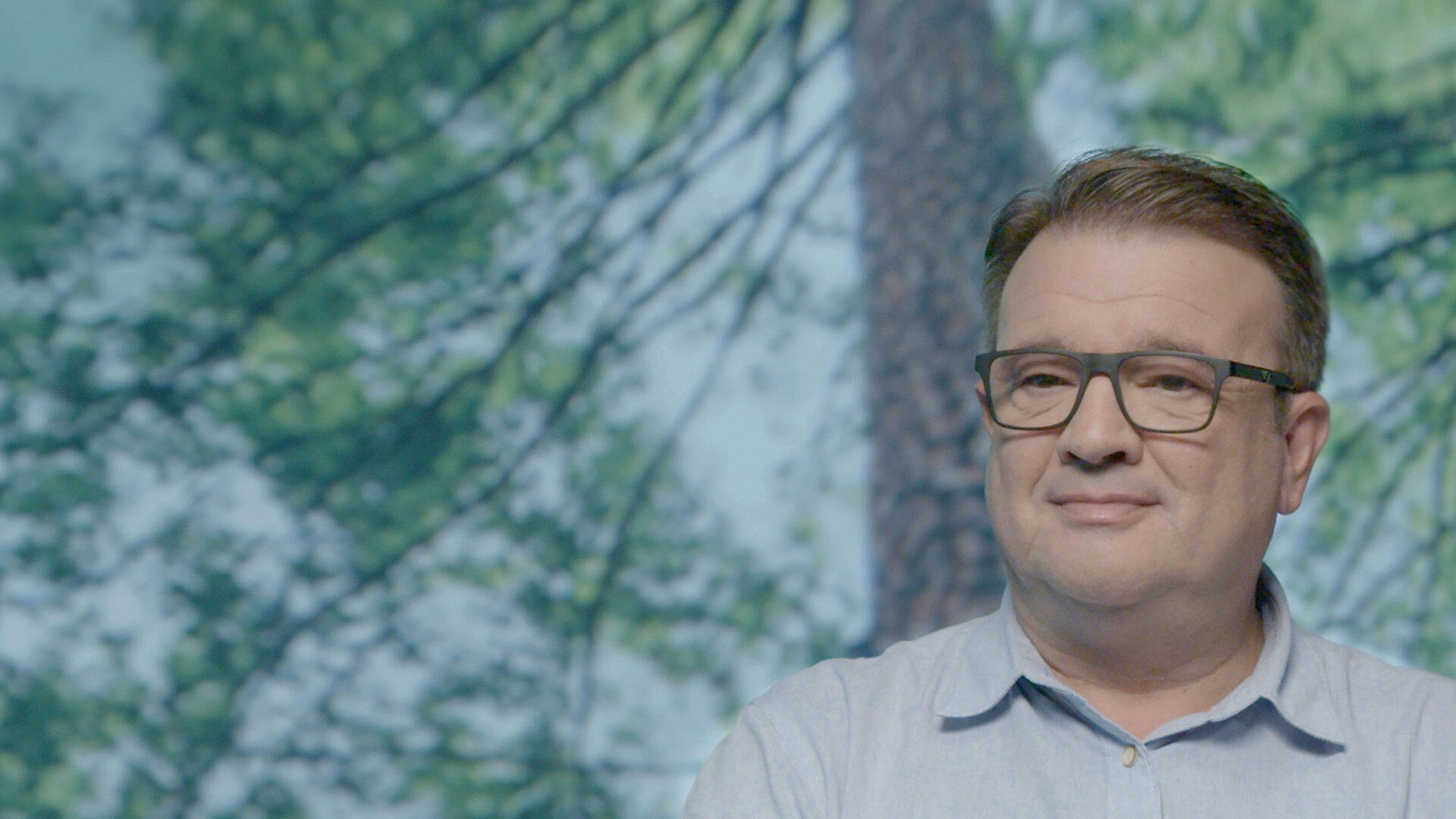 Su trabajo como informático, encerrado entre las cuatro paredes de una oficina, no le hacía feliz. Juan Goñi decidió a los 40 años dar un vuelco radical a su vida y dedicarse a su verdadera pasión: la naturaleza y los bosques. Desde hace 15 años trabaja como guía de naturaleza en el precioso entorno natural del Valle de Baztán, en el Pirineo navarro. Podcast AJ: Juan Goñi: Un canto de amor a la naturaleza