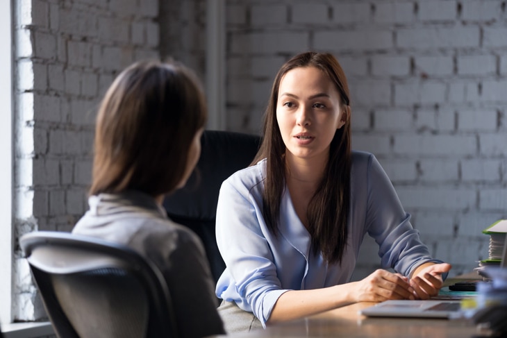 Buscar empleo es un trabajo en sí mismo, y el encuentro personal con el reclutador es uno de sus momentos clave. Conviene prepararlo muy bien, ser puntual, dar una imagen profesional, dejar claras las fortalezas, sin magnificarlas, y ser honesto. Entrevista de trabajo: errores más comunes y cómo tener éxito