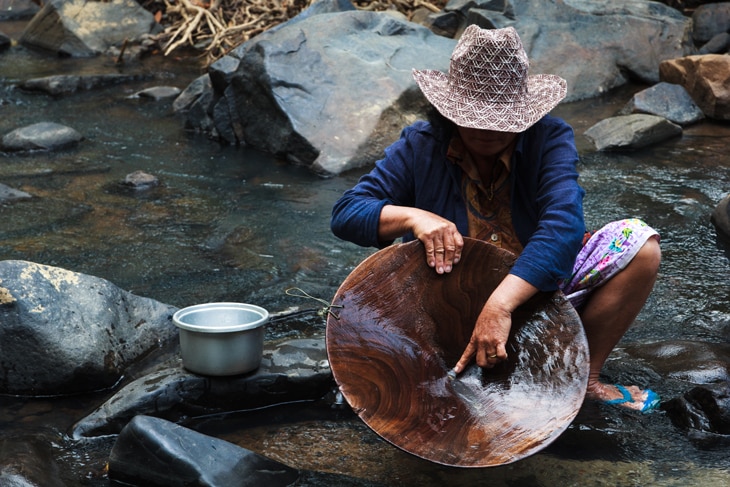 La demanda de oro es excepcionalmente alta en los últimos años. De hecho, se reabren yacimientos prácticamente abandonados. Pero la explotación de este metal es altamente contaminante. ¿Existen fórmulas más sostenibles en la minería del oro para dejar de usar el temido cianuro? ¿Cómo funciona la minería sostenible del oro? Claves de este metal precioso