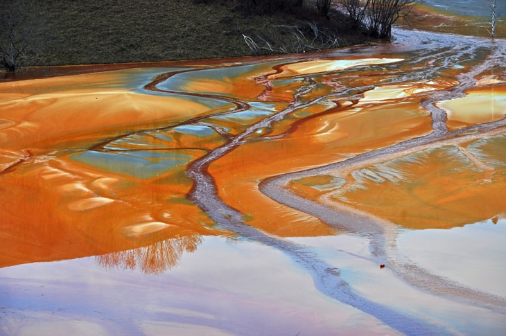 La demanda de oro es excepcionalmente alta en los últimos años. De hecho, se reabren yacimientos prácticamente abandonados. Pero la explotación de este metal es altamente contaminante. ¿Existen fórmulas más sostenibles en la minería del oro para dejar de usar el temido cianuro? ¿Cómo funciona la minería sostenible del oro? Claves de este metal precioso
