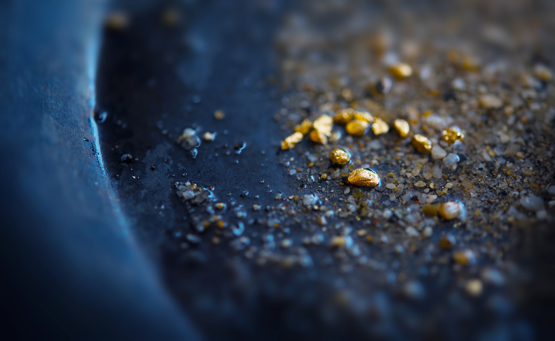 La demanda de oro es excepcionalmente alta en los últimos años. De hecho, se reabren yacimientos prácticamente abandonados. Pero la explotación de este metal es altamente contaminante. ¿Existen fórmulas más sostenibles en la minería del oro para dejar de usar el temido cianuro? ¿Cómo funciona la minería sostenible del oro? Claves de este metal precioso