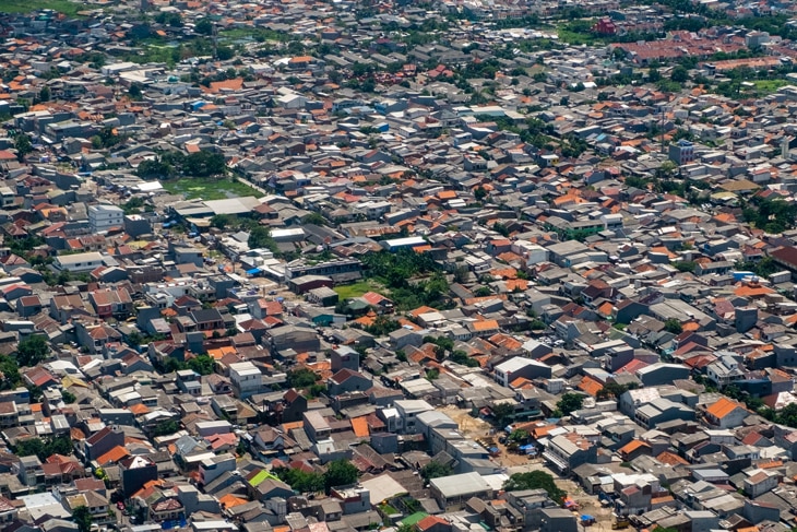 El planeta acaba de llegar a los 8.000 millones de habitantes. El dato positivo de la superpoblación es que las mejoras en salud han logrado reducir la mortalidad y aumentar la esperanza de vida. Lo preocupante es que se producen trastornos ecológicos y colapsos graves. Algunos países han comenzado por cambiar la ubicación de su capital. Superpoblación y sostenibilidad, una combinación de alto riesgo
