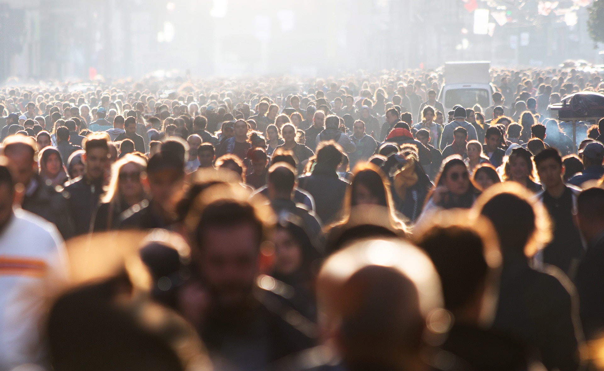 El planeta acaba de llegar a los 8.000 millones de habitantes. El dato positivo de la superpoblación es que las mejoras en salud han logrado reducir la mortalidad y aumentar la esperanza de vida. Lo preocupante es que se producen trastornos ecológicos y colapsos graves. Algunos países han comenzado por cambiar la ubicación de su capital. Superpoblación y sostenibilidad, una combinación de alto riesgo