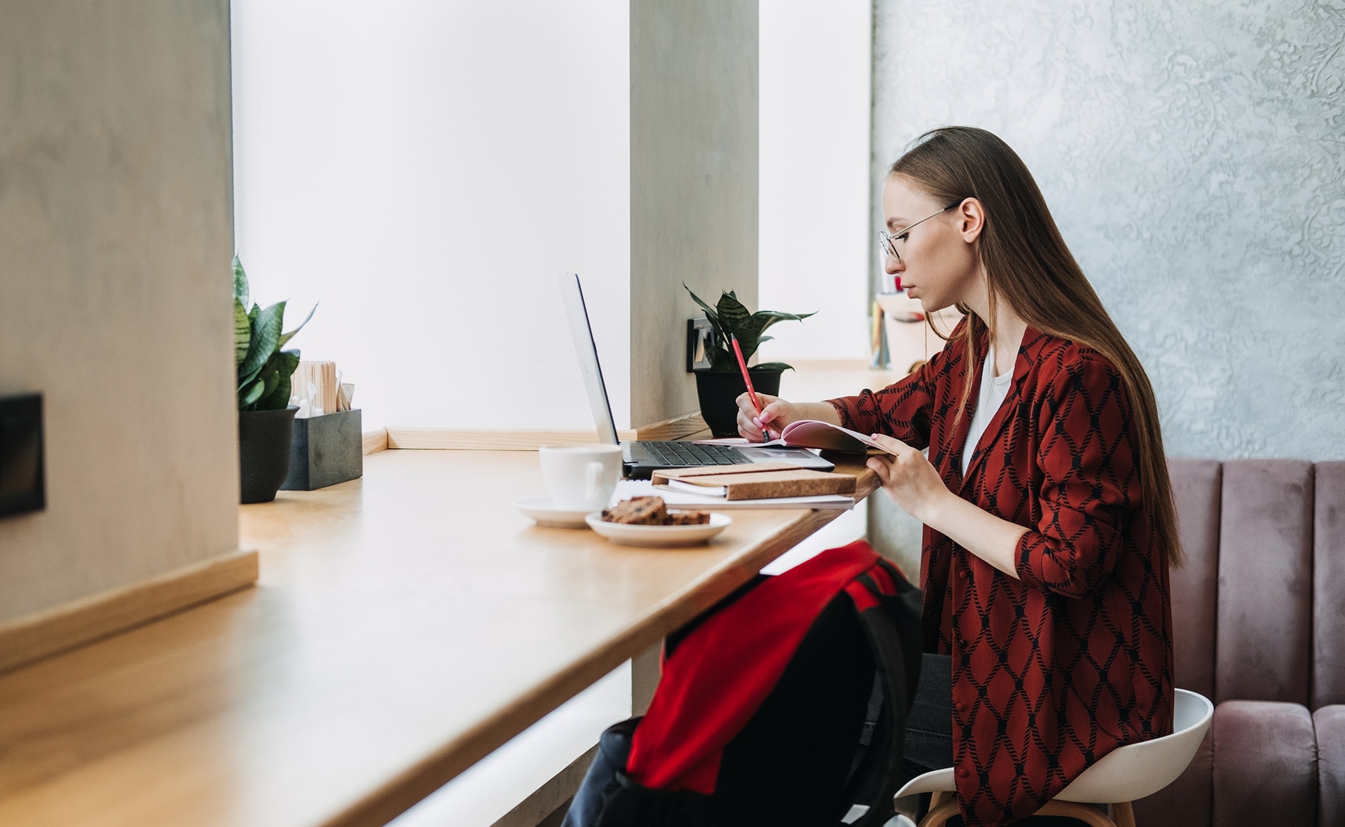 La flexibilidad es probablemente la mejor baza con la que cuentan los empleadores a la hora de captar a los profesionales con más talento y, sobre todo, retenerlos. Pero no es la única: actualmente en el mercado laboral también cotizan muy alto otras cuestiones a la hora de elegir un empleo, como los valores de una empresa o su compromiso con los empleados. ¿Qué valoran los profesionales a la hora de elegir una empresa para trabajar?