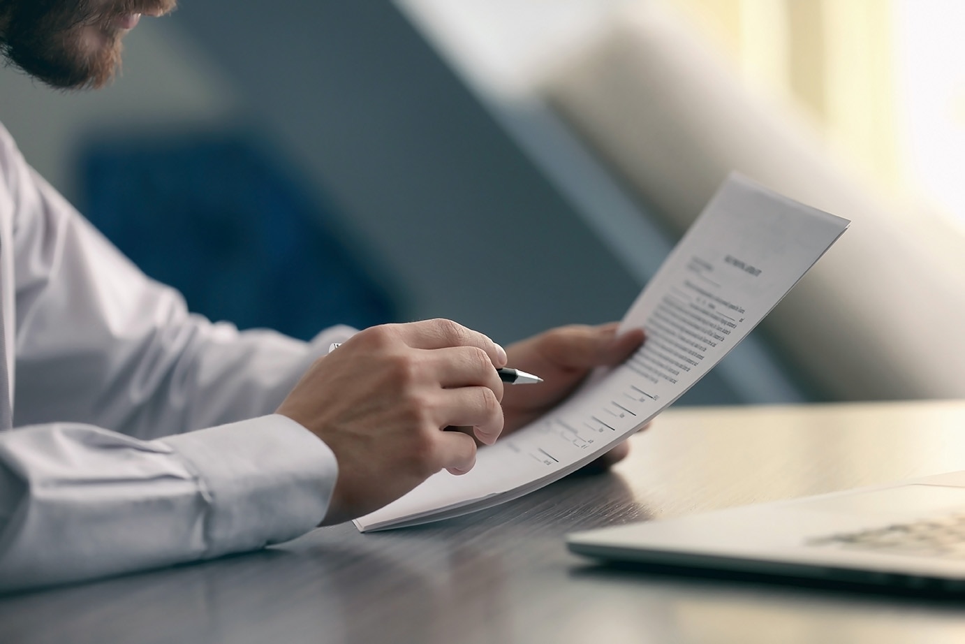 Las empresas en Perú deben otorgar una boleta de pago a los trabajadores para cumplir con los requisitos formales de pago por los servicios prestados. Este documento acredita la remuneración a los empleados, tanto si pertenecen al sector público o privado o si cuentan con un contrato laboral a plazo fijo o indeterminado. Boleta de pago en Perú: Estructura y datos que se debe tener en cuenta