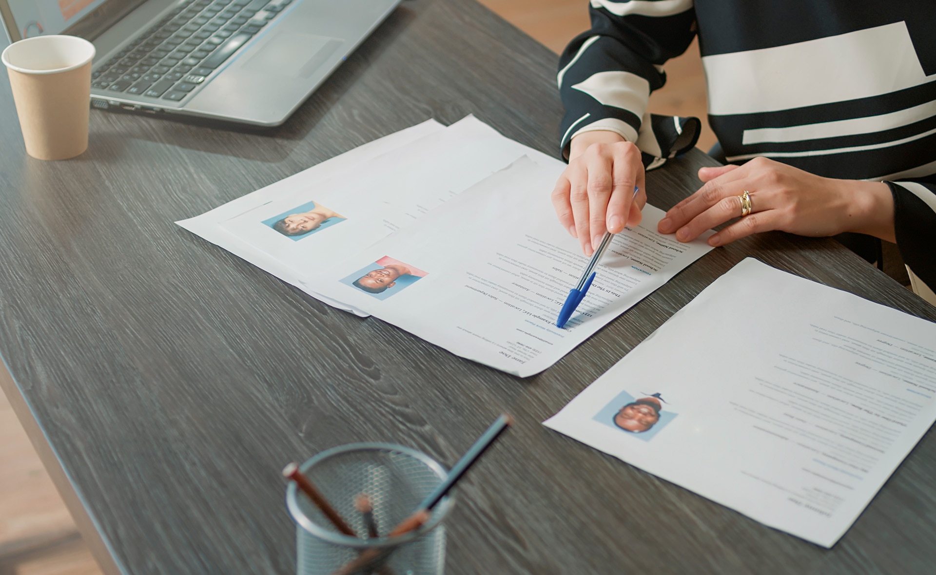 Conseguir la atención de los reclutadores, y pasar el filtro de los sistemas de inteligencia artificial en los que estos profesionales se apoyan para realizar su trabajo, es el primer paso para encontrar un empleo. Esto depende en buena medida de cómo se elabora el currículum: adaptarlo al puesto de trabajo al que se aspira, que sea sencillo, ordenado y con un lenguaje claro y conciso son algunas de las claves. Cómo hacer tu currículum en el escenario de la era digital