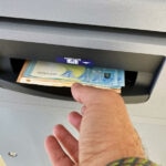 Cómo retirar dinero de un cajero automático en España