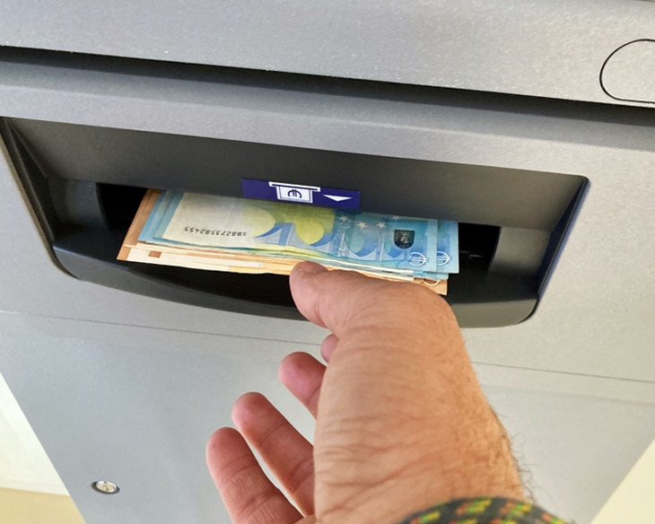 Cómo retirar dinero de un cajero automático en España Cómo retirar dinero de un cajero automático en España