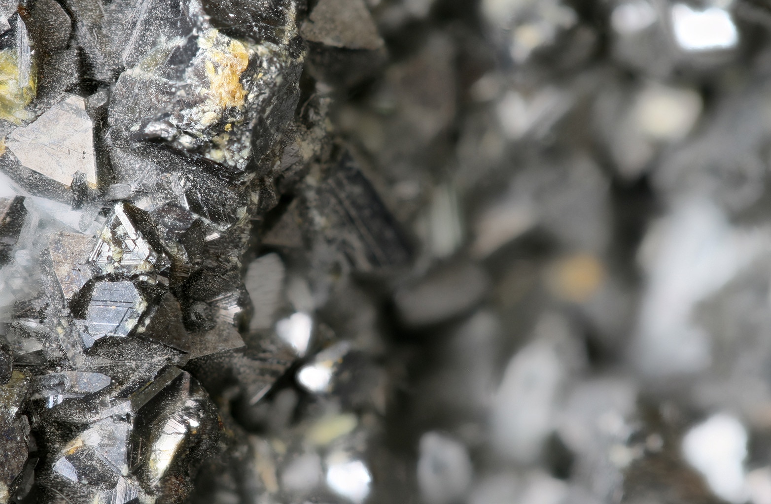 El zinc está por todas partes y sus aplicaciones son innumerables: Revestimiento de edificios, producción de aleaciones y baterías para ordenadores. Solo el hierro, el aluminio y el cobre adelantan al zinc en la competición de los metales más usados del mundo. ¿Pero quién se acuerda de este mineral? Así funciona la minería sostenible del zinc