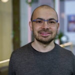 La Fundación BBVA ha concedido el premio Fronteras del Conocimiento en Biomedicina, su decimoquinta edición, a David Baker, Demis Hassabis y John Jumper “por sus contribuciones al uso de la inteligencia artificial para la predicción exacta de la estructura tridimensional de las proteínas”. Premio Fronteras a los científicos que han conseguido predecir la estructura 3D de las proteínas mediante la inteligencia artificial