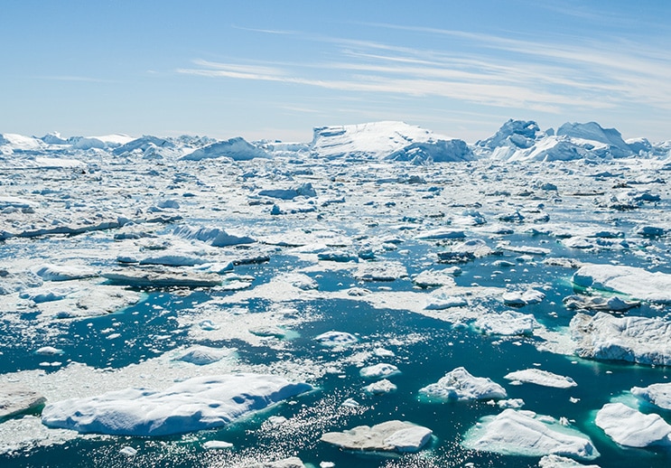 El cambio climático no es algo lineal. Existen puntos de inflexión que si se superan, pueden provocar cambios incontrolables. El derretimiento de Groenlandia y del permafrost, el deshielo del casquete de la Antártida, la degradación de la Amazonía y la muerte masiva de corales son algunos de estos umbrales críticos. Puntos de inflexión para el colapso ambiental: ¿Estamos cerca de superarlos?