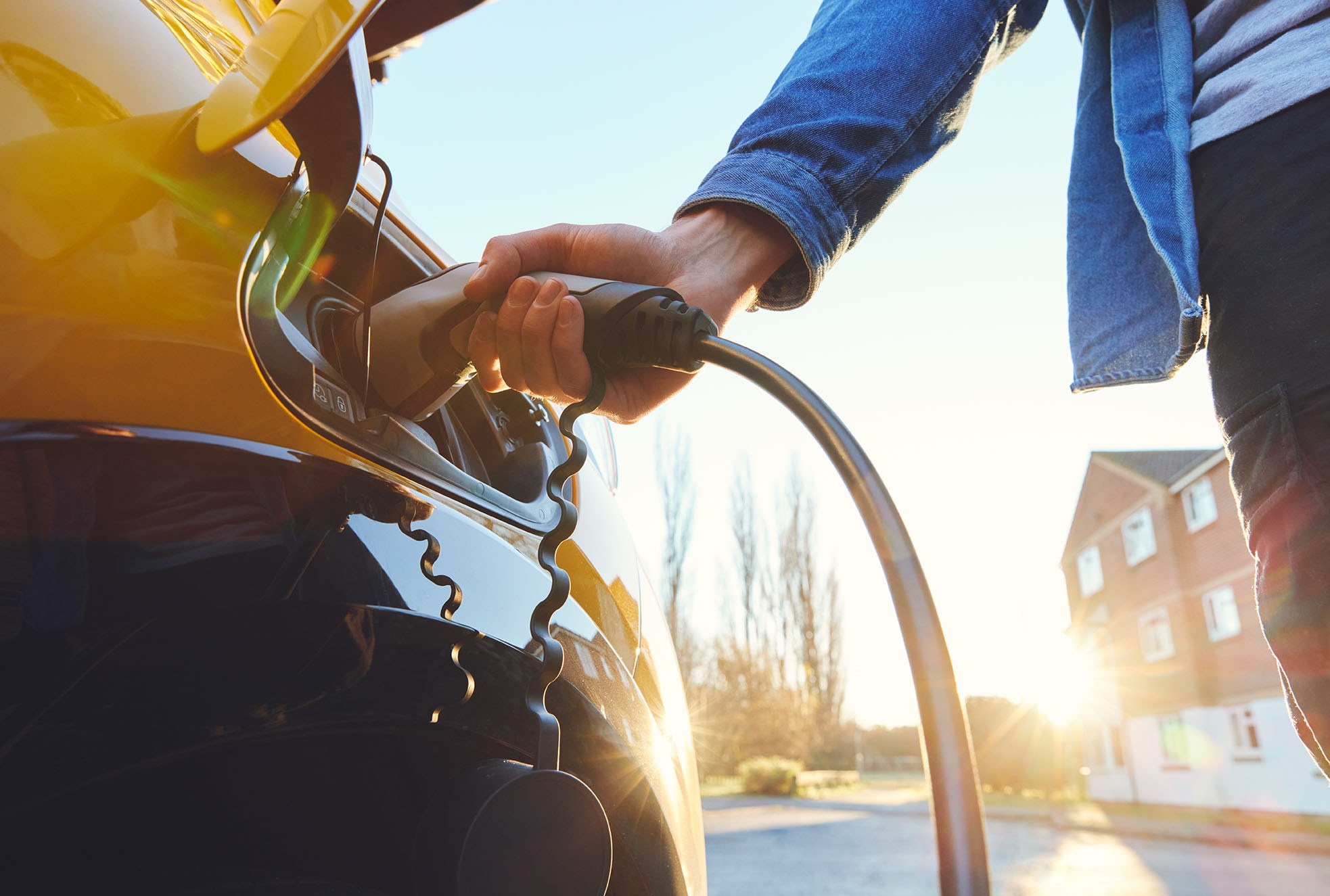 Para dejar de depender de los combustibles fósiles, y así mitigar las emisiones de gases nocivos y mejorar la calidad del aire, es necesario que el transporte sostenible se extienda a la logística y las grandes ciudades. Vehículos eléctricos, combustibles alternativos, planificación urbana y apuesta por el tren son avances inevitables. ¿Qué es el transporte sostenible? El futuro del sector logístico y las ciudades