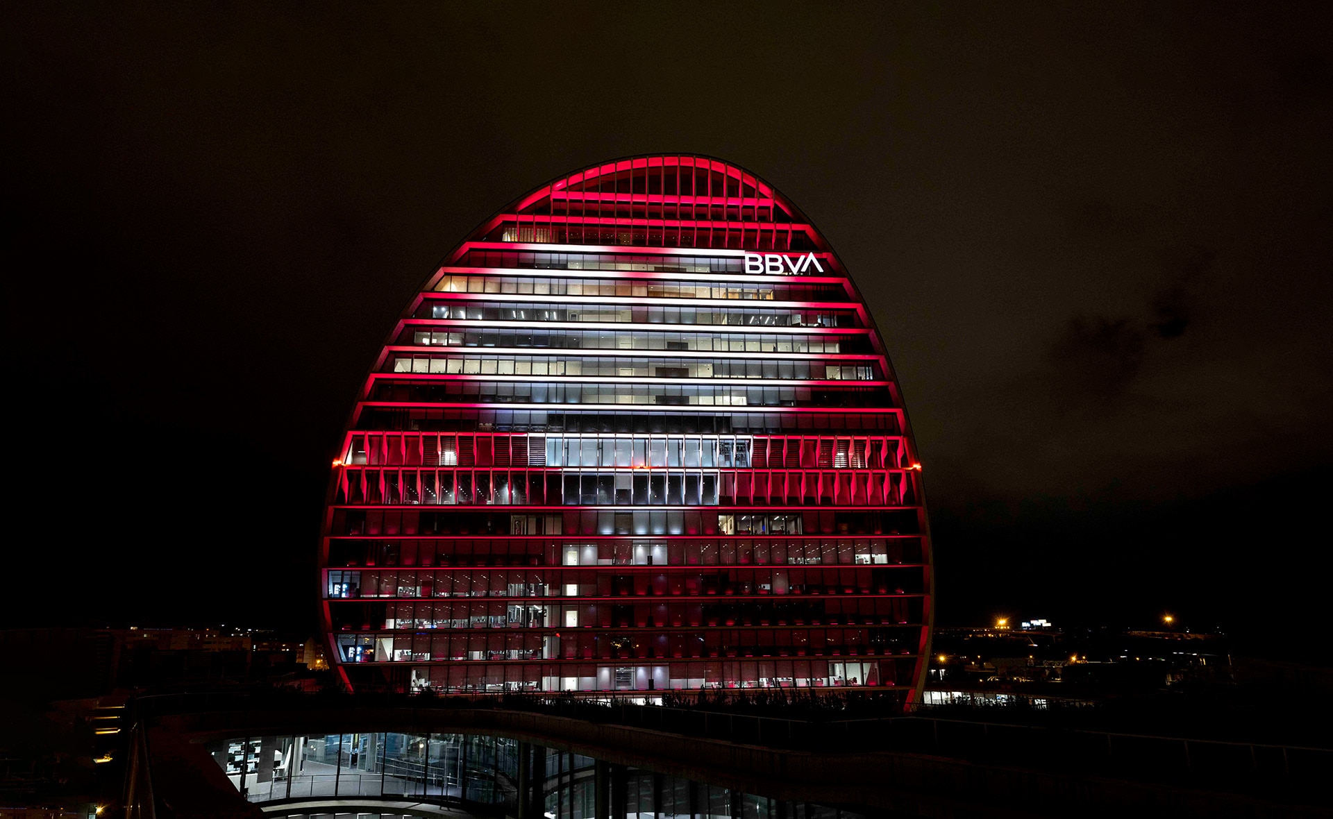 BBVA ilumina La Vela en apoyo a las víctimas por el terremoto en Turquía