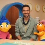 Mario-Alfonso-Herrera-y-Beta-protagonistas-de-Aprendemos-Juntos-Kids-