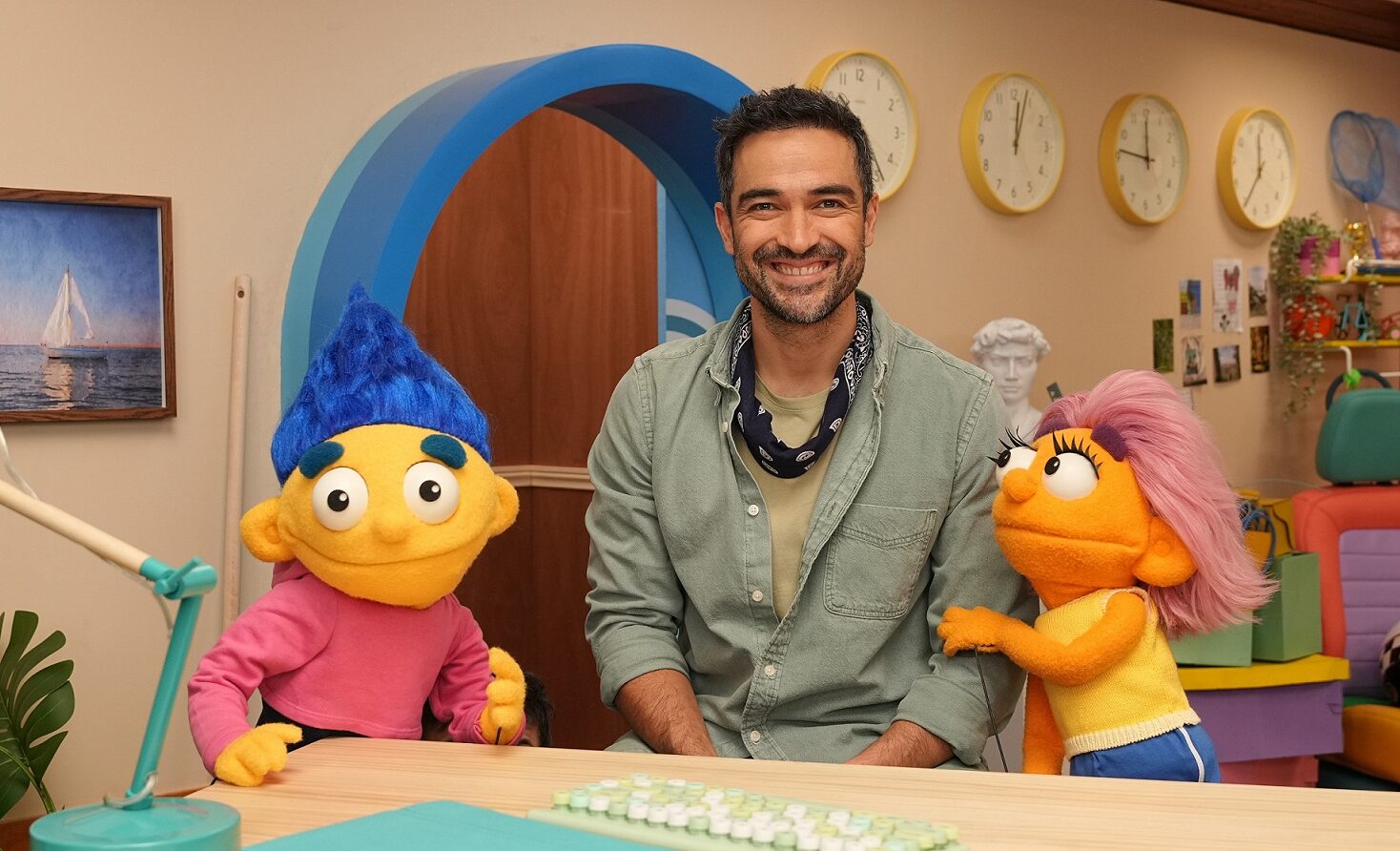 Mario-Alfonso-Herrera-y-Beta-protagonistas-de-Aprendemos-Juntos-Kids-