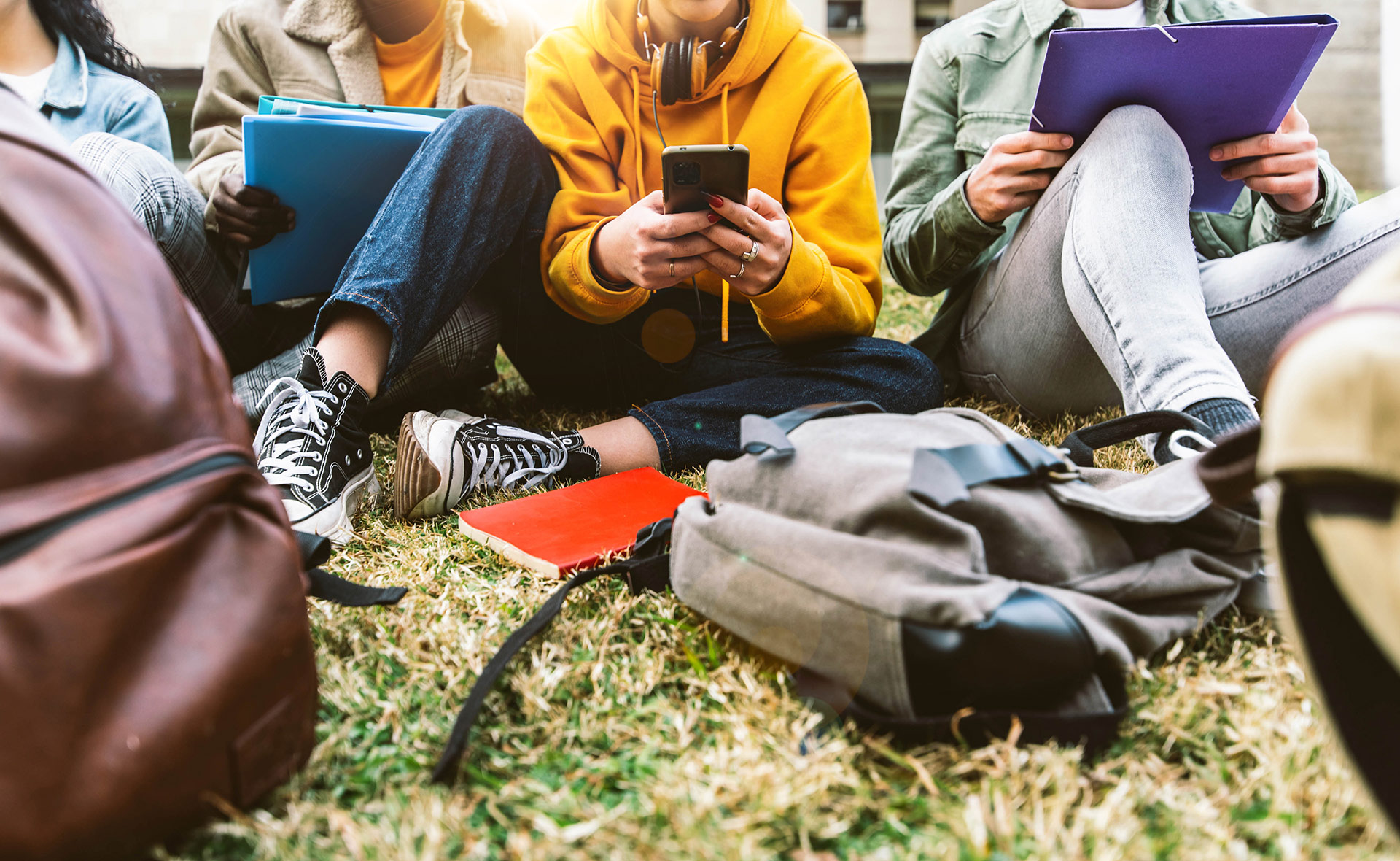 España es el tercer país que más estudiantes Erasmus tiene. Conocer nuevos destinos, idiomas y personas, mientras se continúa la formación académica, es siempre una vivencia enriquecedora, pero en ocasiones supone también la primera experiencia de una persona en la gestión de sus finanzas personales. Cómo gestionar el dinero para sacarle partido al Erasmus