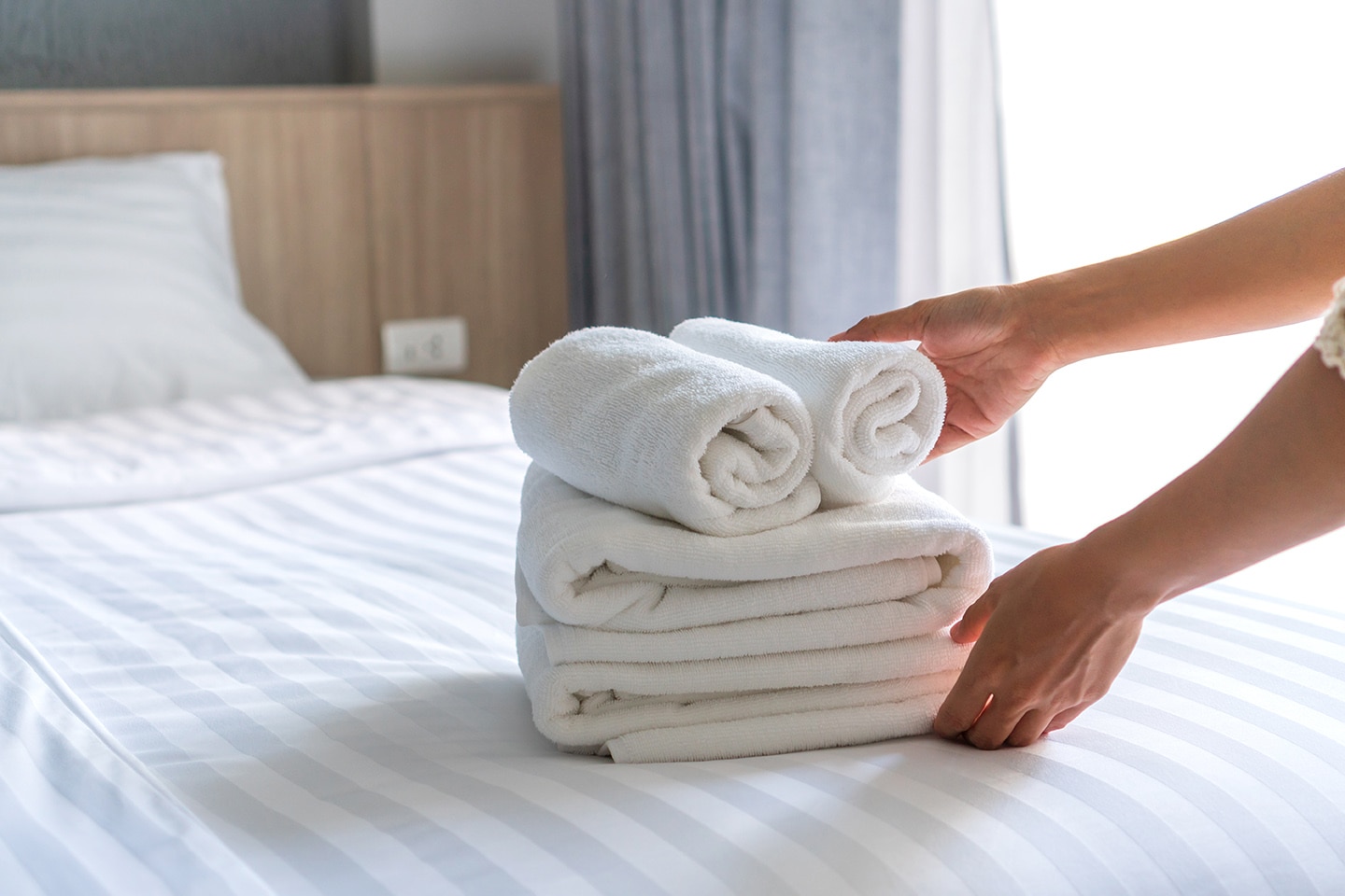Los hoteles dinamizan el entorno. Por eso es importante que trabajen la sostenibilidad desde el primer eslabón. Elegir proveedores locales y productos de limpieza y mantenimiento no contaminantes, adquirir equipamiento que pueda ser reciclado o reutilizado, gestionar correctamente el espacio ocupado... Todo vale. Los hoteles como dinamizadores sociales y económicos de su entorno-