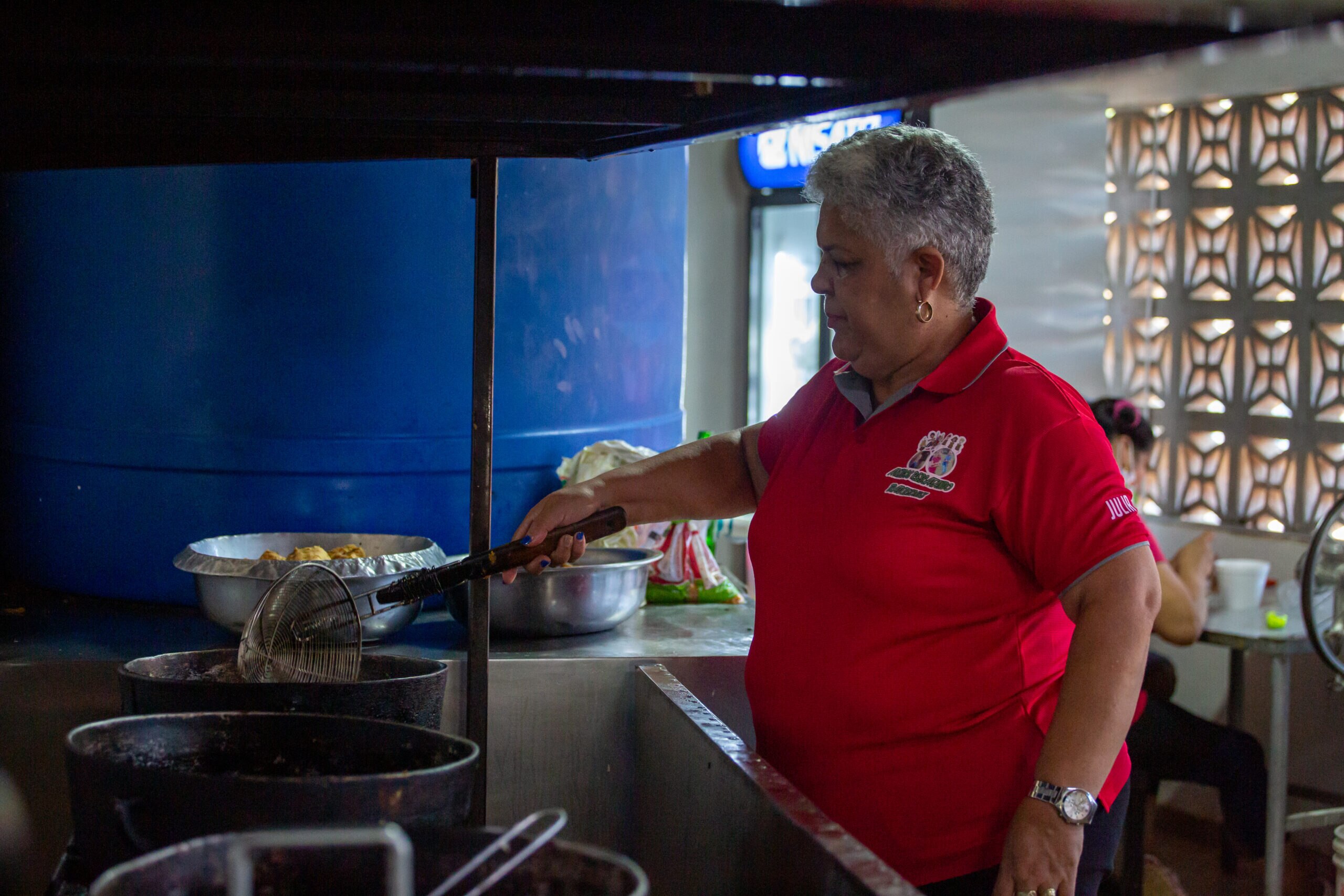 La emprendedora panameña FMBBVA Julia Sandoval, en su restaurante donde contrata a madres solteras La emprendedora panameña FMBBVA Julia Sandoval, en su restaurante donde contrata a madres solteras