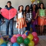 Karla Rodríguez y amigos ofrecen regalos por el Día del niño.