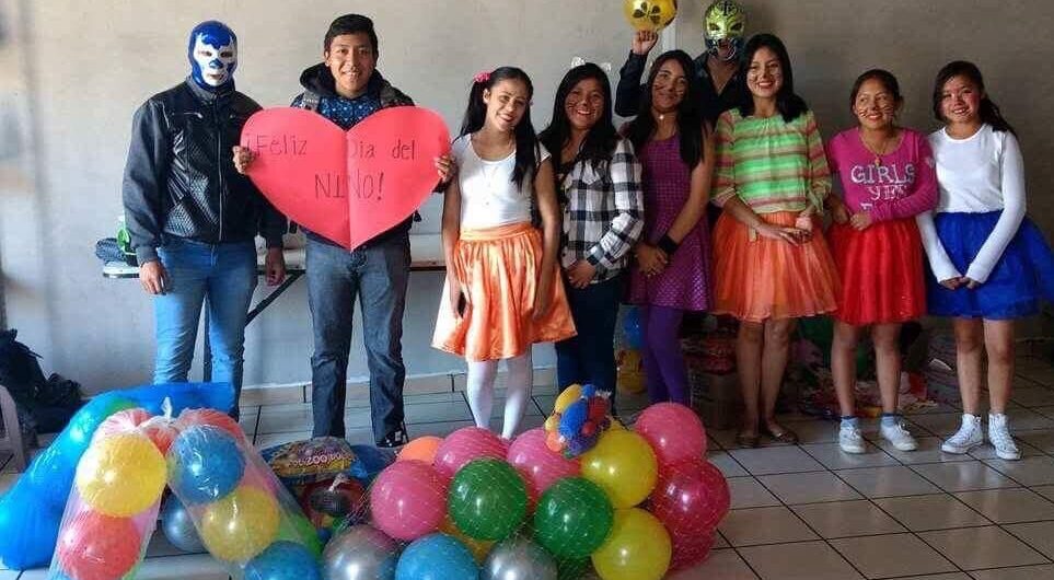 Karla Rodríguez y amigos ofrecen regalos por el Día del niño. Karla Rodríguez y amigos ofrecen regalos por el Día del niño.