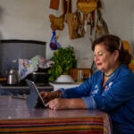 Edith Elgueta, la chilena que produce miel en el desierto