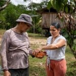 La emprendedora de la FMBBVA Élida Flores da empleo a cuatro personas en su finca de cacao orgánico en la selva peruana. La emprendedora de la FMBBVA Élida Flores da empleo a cuatro personas en su finca de cacao orgánico en la selva peruana.