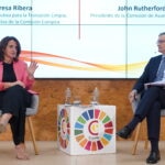 La vicepresidenta Teresa Ribera junto a John Rutherford, responsable global de Relaciones Institucionales de BBVA La vicepresidenta Teresa Ribera junto a John Rutherford,