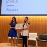 Camila Staffora, Principal Manager de Negocio Responsable de BBVA, recibe un reconocimiento a manos de Jimena Llorente, coordinadora de Desarrollo Institucional de Fundación Reciduca