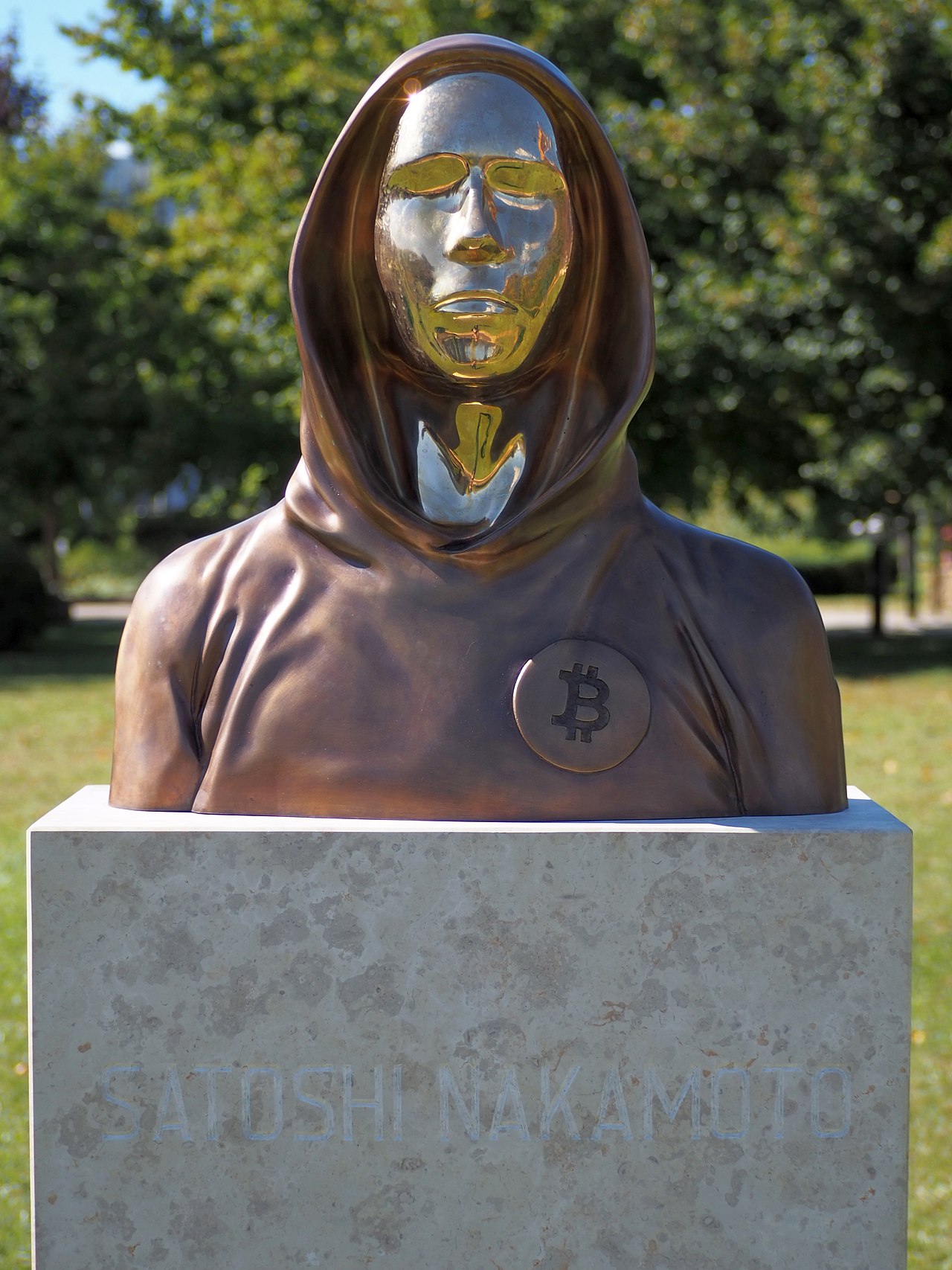 Busto dedicado a Satoshi Nakamoto en Budapest