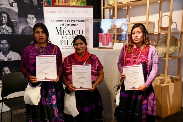 Artesanas ganadoras de México en una pieza María Santiz Hernández, Martha Julia Ruiz Santiz y Rosalía Ruiz Santiz-Reconocimiento