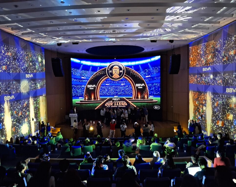 Auditorio con público durante la presentación del documental de fútbol femenino