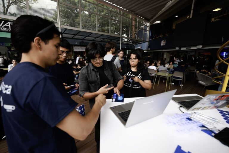 Estudiantes de la UP en Networking