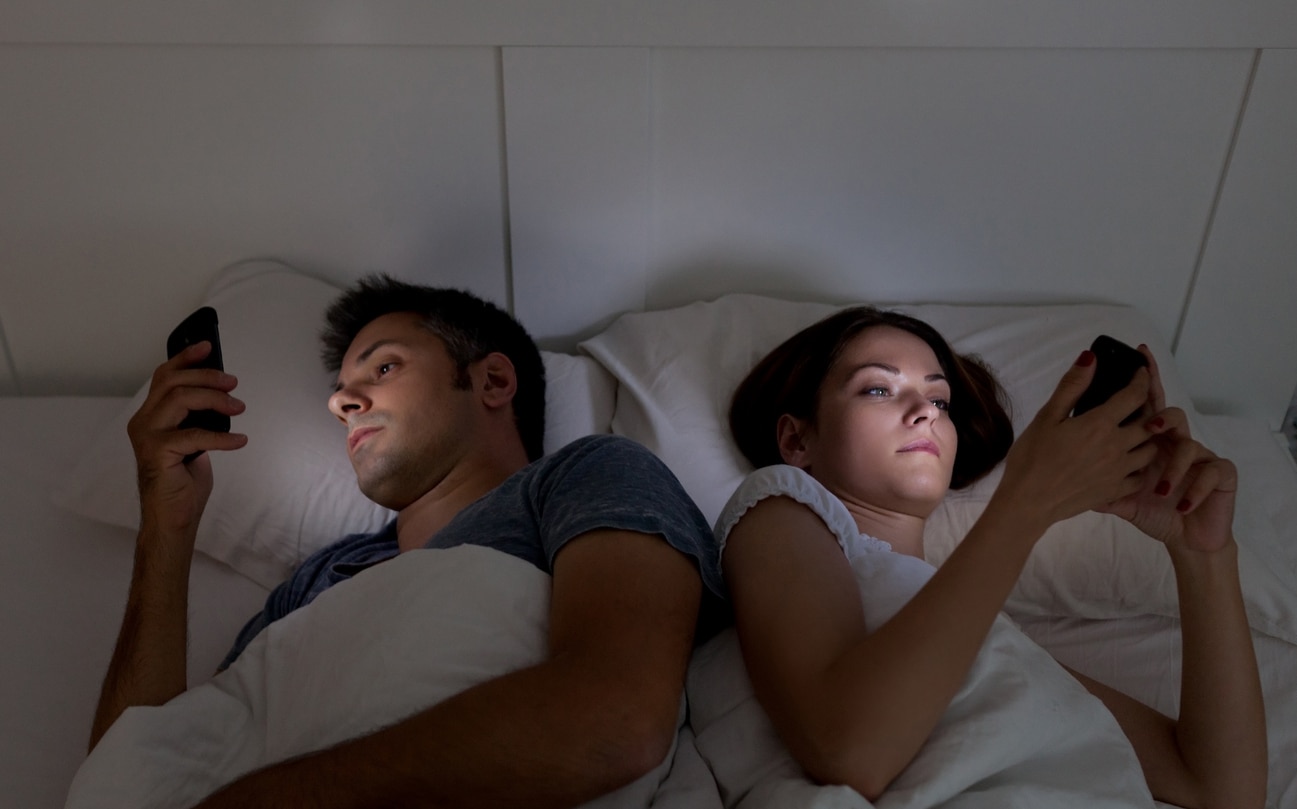 How To Be Romantic On The Phone: 13 Steps (With Pictures)