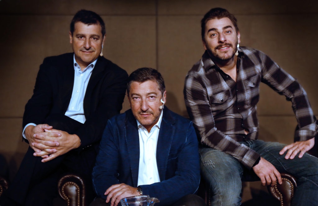 fotografía frontal de Los hermanos Roca y BBVA fotografía frontal de Los hermanos Roca y BBVA